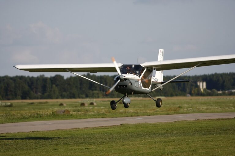 ultralight, landing, plane-756468.jpg