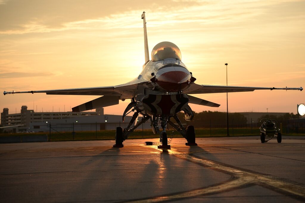 f-16 thunderbird, aircraft, aviation-2678839.jpg